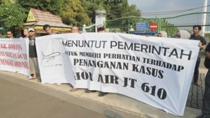 Familias de fallecidos en accidente de Lion Air exigen recuperar más cuerpos