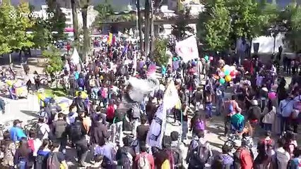 下载视频: Clashes erupt between Bogota police and student protesters in final education protest of the year