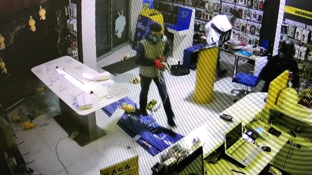 20 Dakika Arayla Cep Telefonu Mağazasını Soyan Hırsızlar Güvenlik Kamerasına Yakalandı