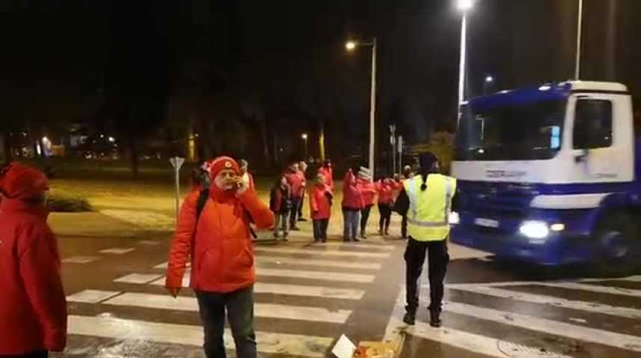Grève du vendredi 14 décembre: le rond-point Imagix à 7h20