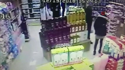 Markette Reyonları Dolaşırken Çarpışan Kadınlar Saç Başa Böyle Kavga Etti