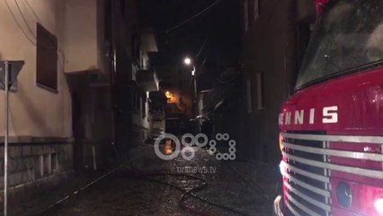 Ora News - Zjarr në godinën katër katëshe në Korçë, evakuohen banorët