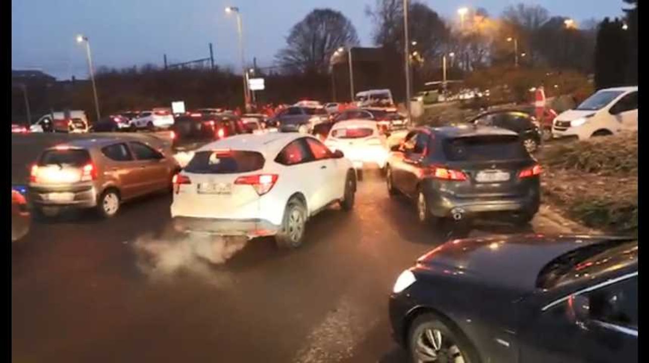 Grève du vendredi 14 décembre: le rond-point de la Dorcas à Tournai à 8h26