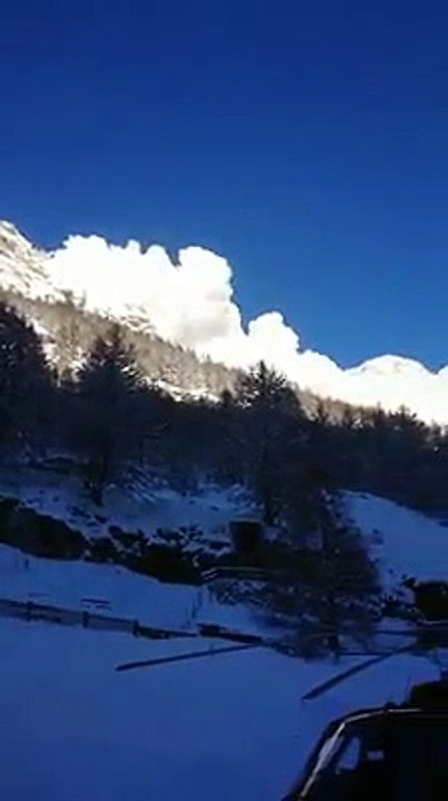Il filme une incroyable avalanche à Zermatt en Suisse