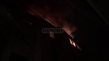 Report TV - Zjarr në Korçë, përfshihet nga flakët çatia e një pallati, nuk ka të lënduar