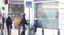 Un policier fait tomber un handicapé lors d'une manifestation.