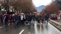 Ora News - Studentët e Fakultetit të mjekësisë nisin marshimin për protestë
