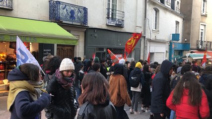 Скачать видео: Les lycéens mettent l’ambiance avant la manifestation intersyndicale