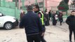 Kocaeli Okulun Önünde Minibüsün Altında Kaldı, İşçiler Minibüsü Kaldırarak Kurtardı