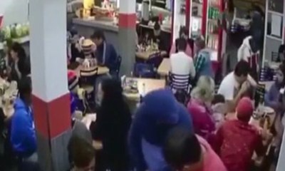 Restorandaki bütün müşterileri gasp ettiler: O onlar kamerada