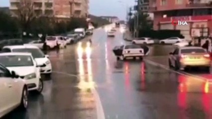 Kapıları açık vaziyette seyreden aracın tehlikeli yolculuğu kamerada