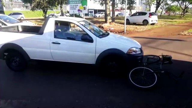 Ciclista fica ferido na Av. Tancredo Neves em batida com utilitário