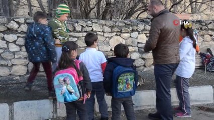 Sokaktaki Kediler Üşümesin Diye Lastiklerden Kedi Evi Yaptı