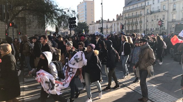Le cortège de lycéens rejoint la manif contre la politique du gouvernement