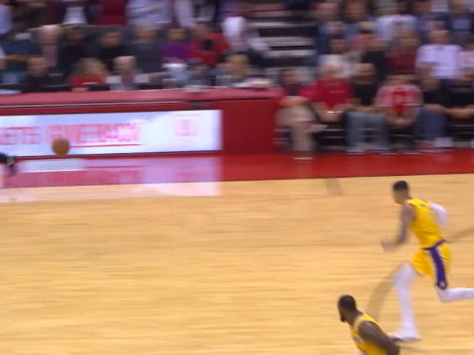 LeBron Lakukan Dunk Keras