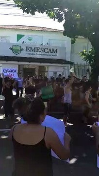 Alunos de medicina protestam contra reajuste de mensalidade