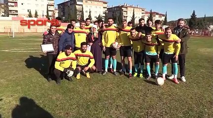 71 yaşında futbola aşık nine!