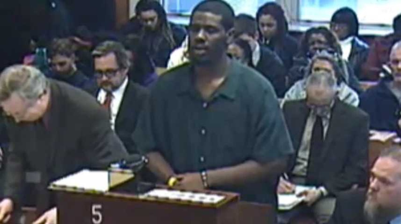 Un braqueur chante “Hello” de Adele pour s’excuser lors de son procès