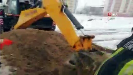 Rögar kuyusuna düşen eşek operasyonla kurtarıldı