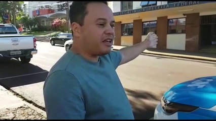 Cansado da demora, homem reclama da Receita Federal