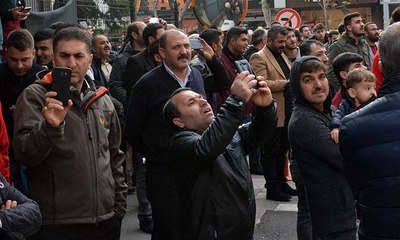 İntihar girişimini izlerken canlı yayın yaptılar