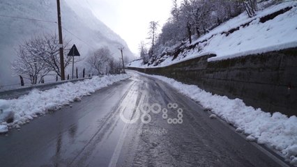 Ora News - Dëbora zbardh verilindjen, probleme në zonat malore, rrugët mbeten të hapura