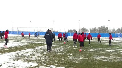 Büyükşehir Belediye Erzurumspor Kar Yağışı Altında Çalıştı