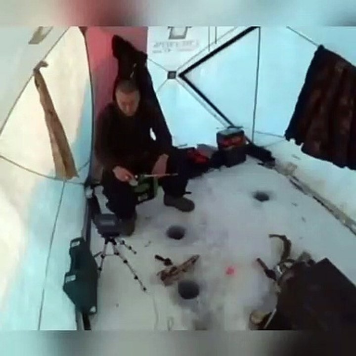 Un homme pêche un drôle de poisson sous la glace