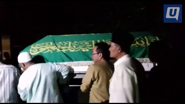 Jenazah Allahyarham Zainuddin tiba di rumahnya