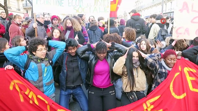 - Fransa'da Sarı Yelekliler, yarın eylem için 5'nci kez sokakta olacak- Strazburg saldırısına rağmen Sarı Yelekliler durmuyor