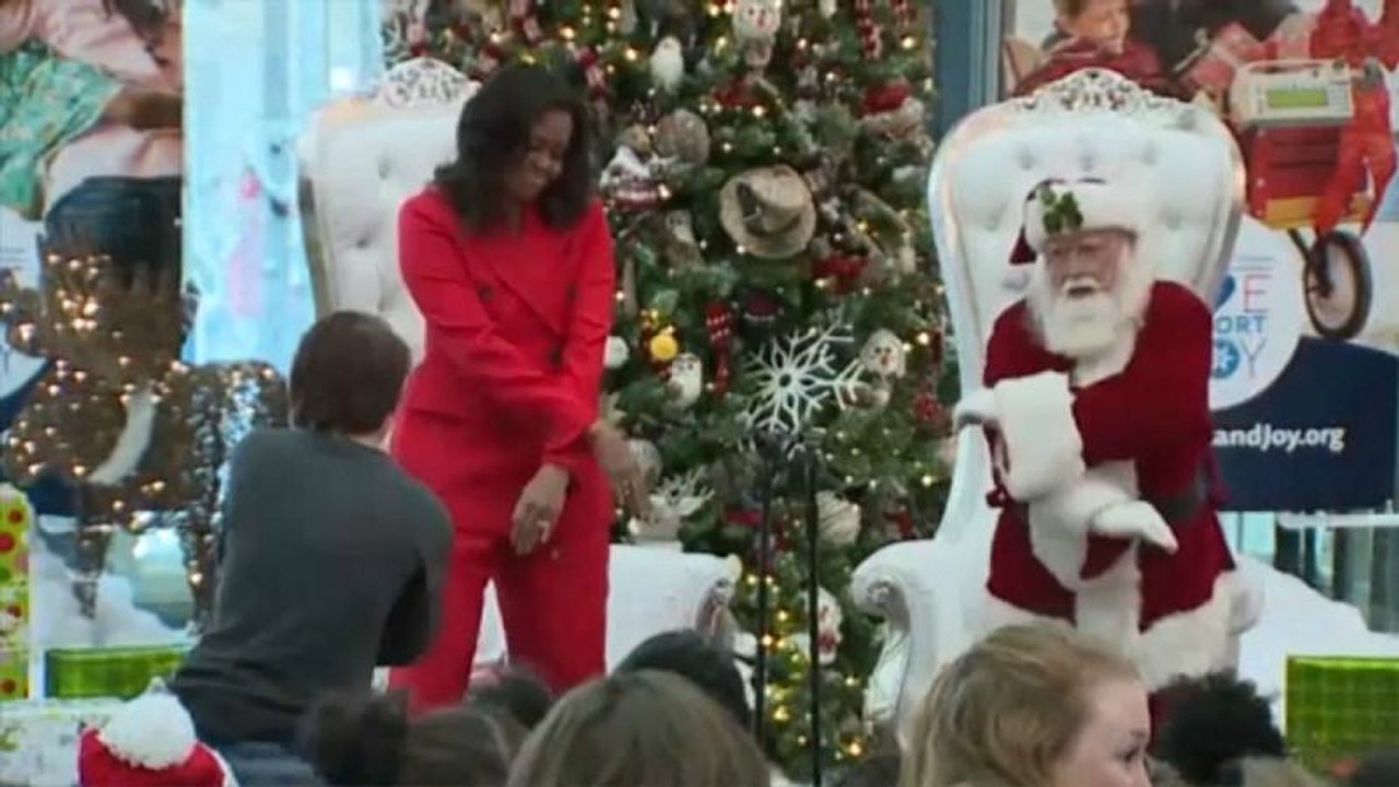 Michelle Obama tanzt mit dem Weihnachtsmann