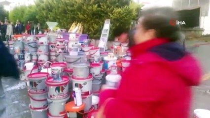 Alaçatı'daki iş yerinde çıkan yangın güçlükle kontrol altında