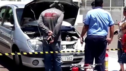 Carro tem princípio de incêndio em estacionamento de supermercado