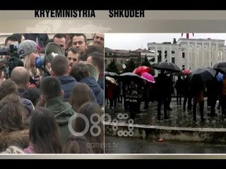 LIVE - DITA 10-te/ Studentët s'i tremb shiu vijojnë rezistencën para kryeministrisë