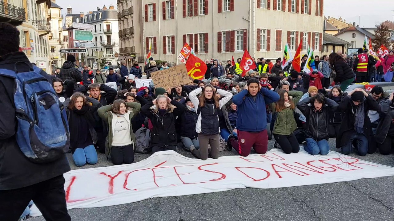 Les lycéens à genoux mains sur la tête à Chambéry