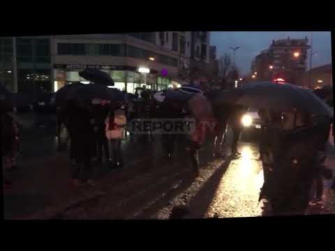 Nis protesta dhe në Shkodër, shiu nuk i ndal banorët të bllokojnë rrugën hyrëse të qytetit