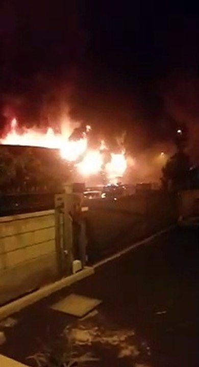 Bomberos trabajan en la extinción de un aparatoso incendio en el Polígono de Güímar