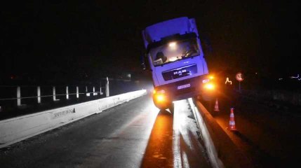 Un camion sur la berme centrale à la sortie de Couvin