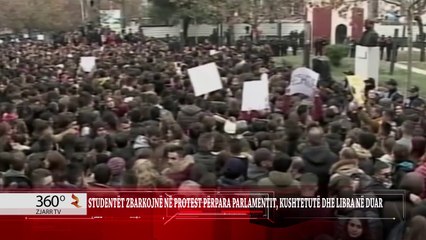 STUDENTËT ZBARKOJNË NË PROTEST PËRPARA PARLAMENTIT, KUSHTETUTË DHE LIBRA NË DUAR