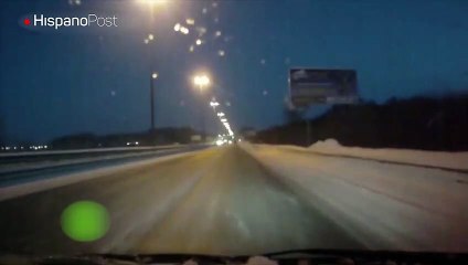 Mientras conducía por una autopista grabó la caída de un meteorito