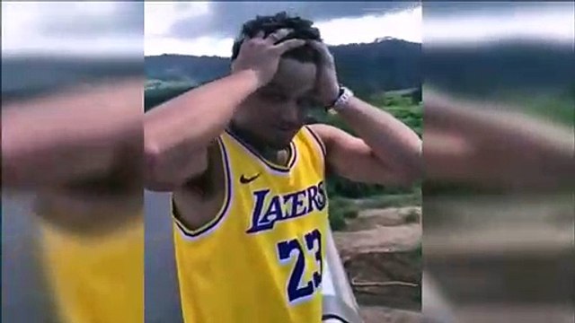 Il a fait tomber son téléphone au pire endroit qui soit... adieu