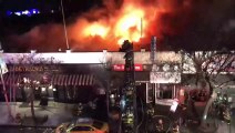 Des pompiers victimes d'une impressionnant backdraft pendant un incendie (explosion de fumée)