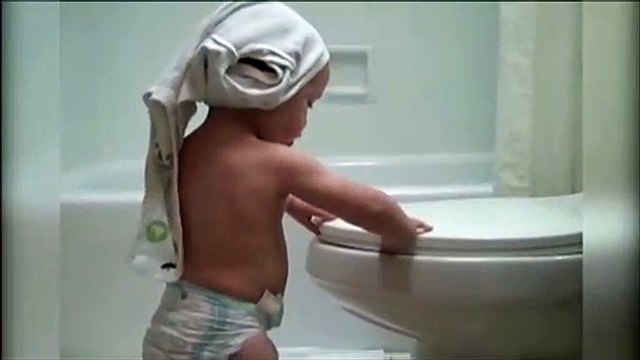 Regardez la tête de ce bébé qui se coince le doigt! Trop drole