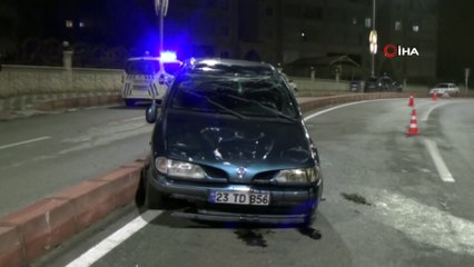 Kaza yapan sürücü otomobili bırakıp kaçtı