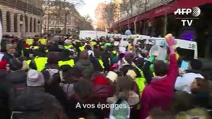 Des ONG "nettoient" la SG pour dénoncer ses investissements