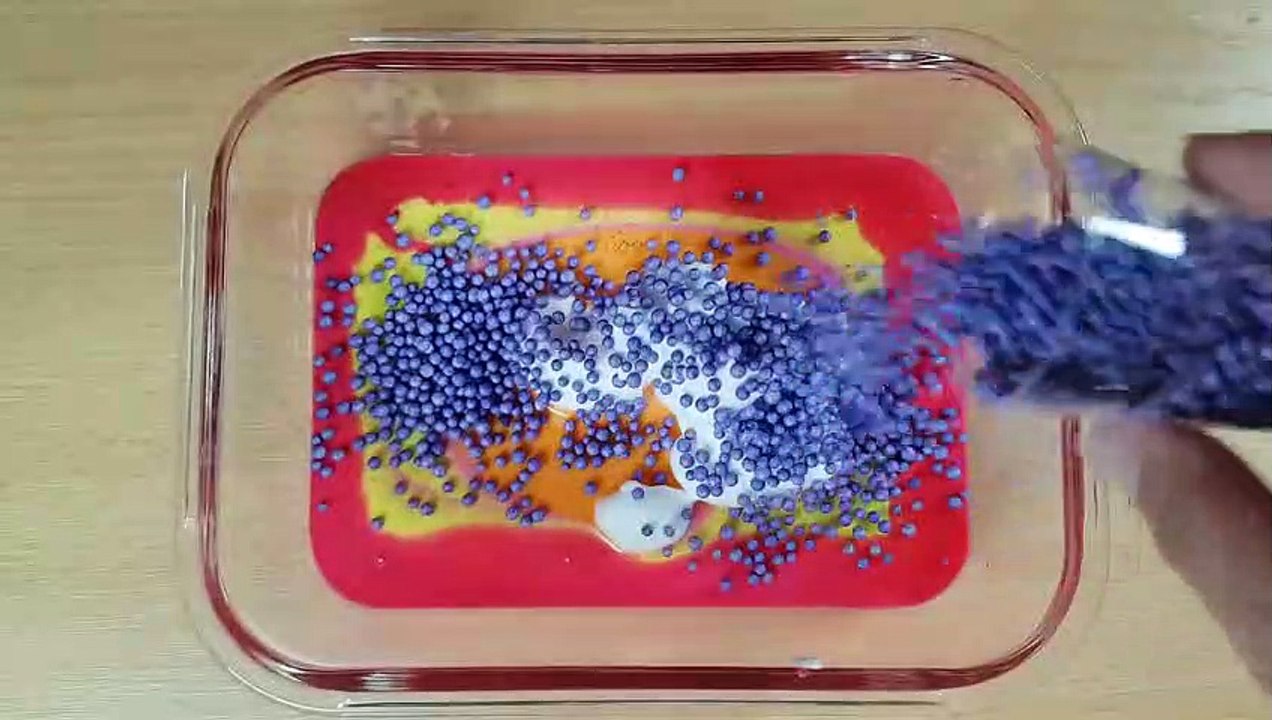 Making crunchy slime with mini disposable cups