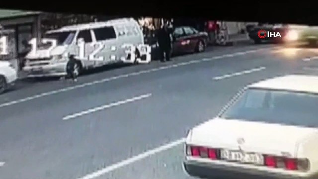Otobüs yolun karşısına geçmeye çalışan çocuğa böyle çarptı