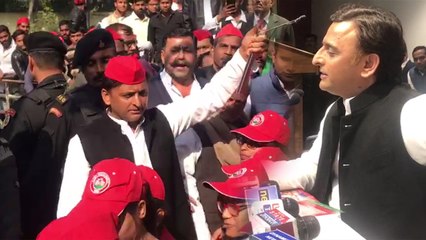 अखिलेश यादव ने विकास पद यात्रा को दिखाई हरी झंड़ी, भाजपा को इन मुद्दों पर जमकर कोसा