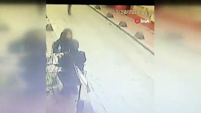 Kafede oturan adamın telefonunu böyle kapkaç yaptı