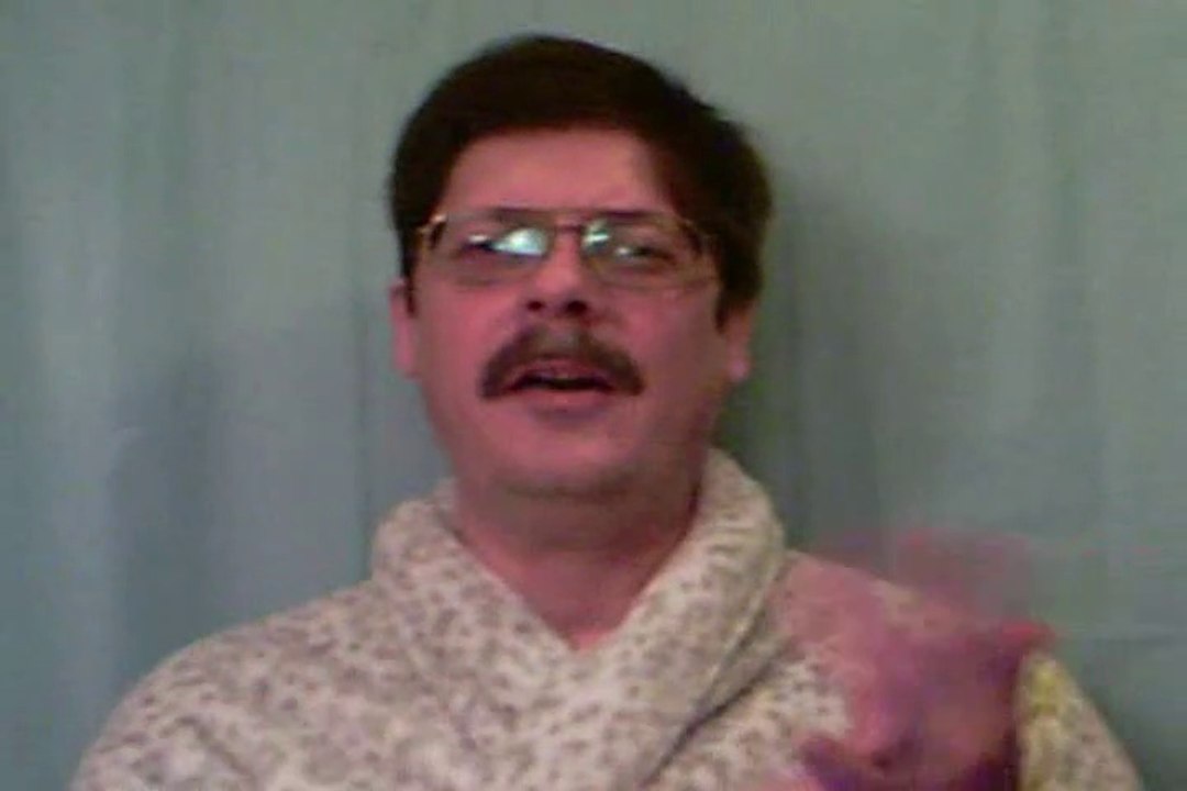 998. HOW DO YOU TELL A MALE HORSE FROM A FEMALE HORSE? AND WHAT CAN'T A HORSE SEE?